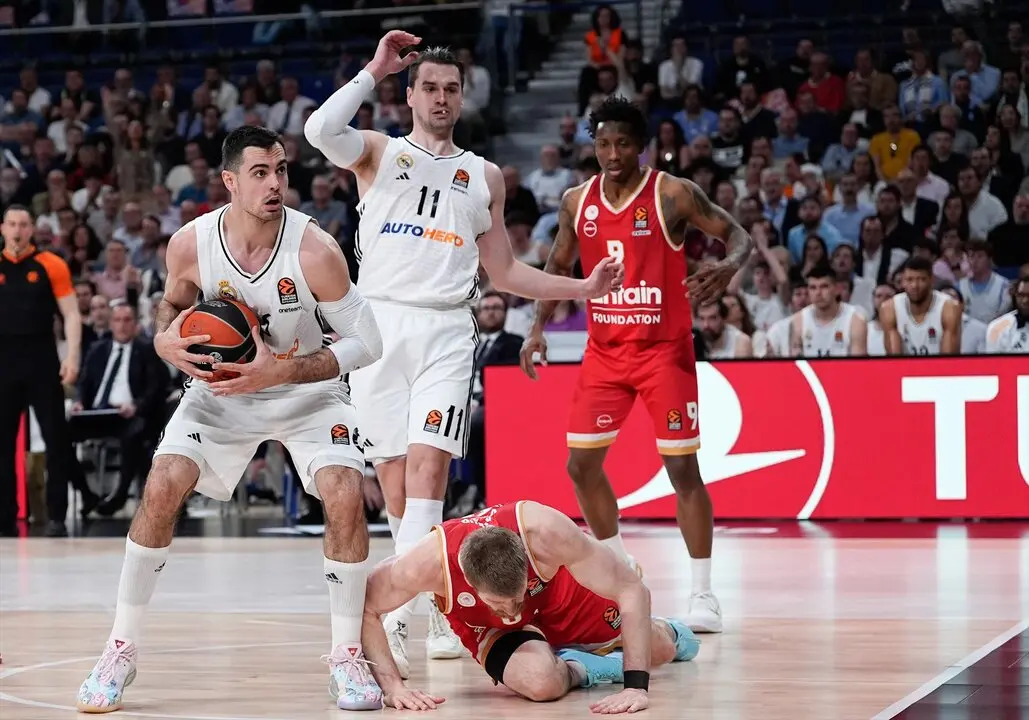 Alberto Abalde Diaz del Real Madrid y Sasha Vezenkov del Olympiacos durante el partido de la Euroliga. / EP