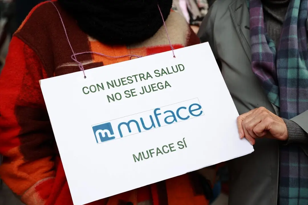 Varios funcionarios se concentran ante la sede provincial de Muface. / Roc&iacute;o Ruz