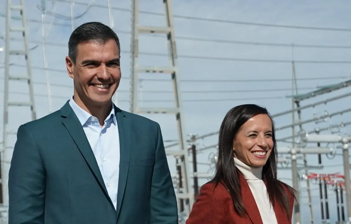 El presidente del Gobierno, Pedro S&aacute;nchez, y la presidenta de Red El&eacute;ctrica, Beatriz Corredor, en una visita institucional a una subestaci&oacute;n el&eacute;ctrica, semanas antes del gran apag&oacute;n que ha desatado una tormenta judicial.