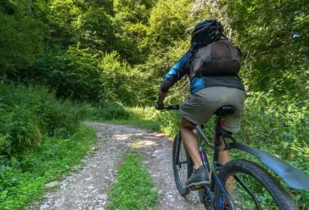 Una persona andando en bici por una ruta. / A.S.