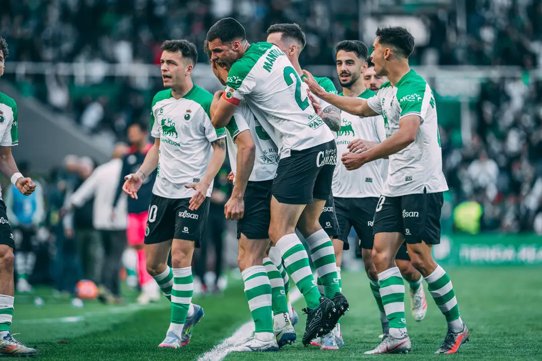 Los jugadores del Racing se abrazan tras un de los goles ante el D&eacute;por. / RRC