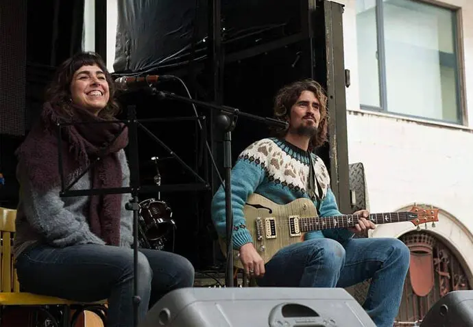 El grupo musical 'La mala hierba', integrado por Gema Mart&iacute;nez y Nicol&aacute;s Rodr&iacute;guez. / x