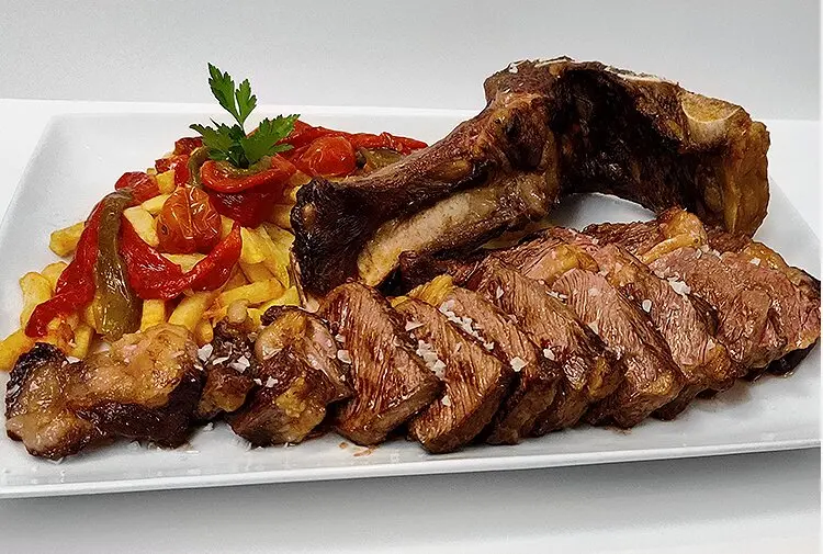 Uno de los platos estrella del restaurante, el chulet&oacute;n. / C.B.