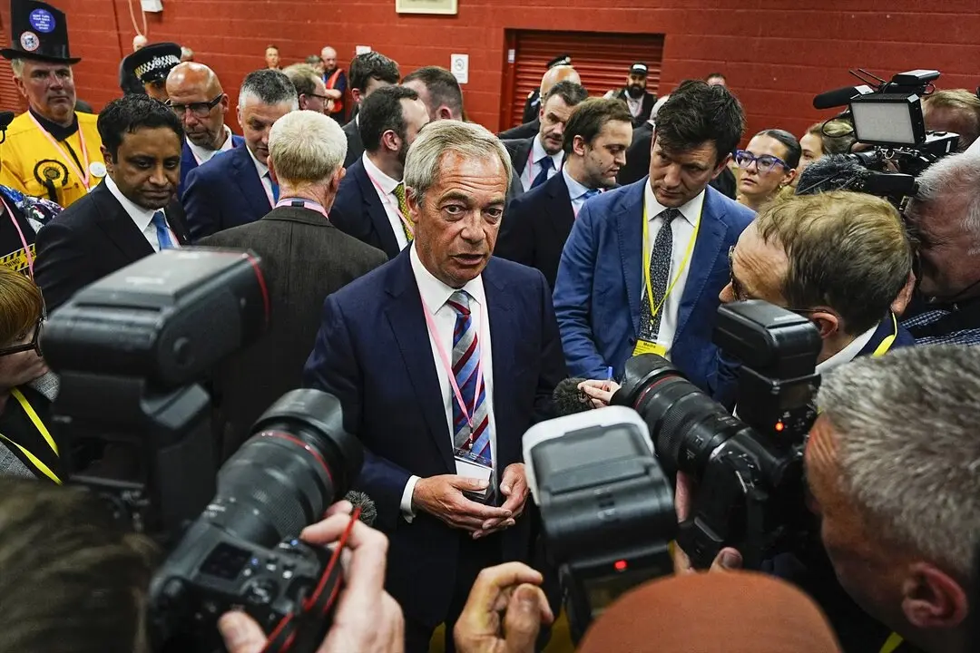 El l&iacute;der del partido Reform UK, Nigel Farage, habla con los medios tras la victoria de Sarah Pochin en las elecciones parciales de Runcorn y Helsby. / Peter Byrne
