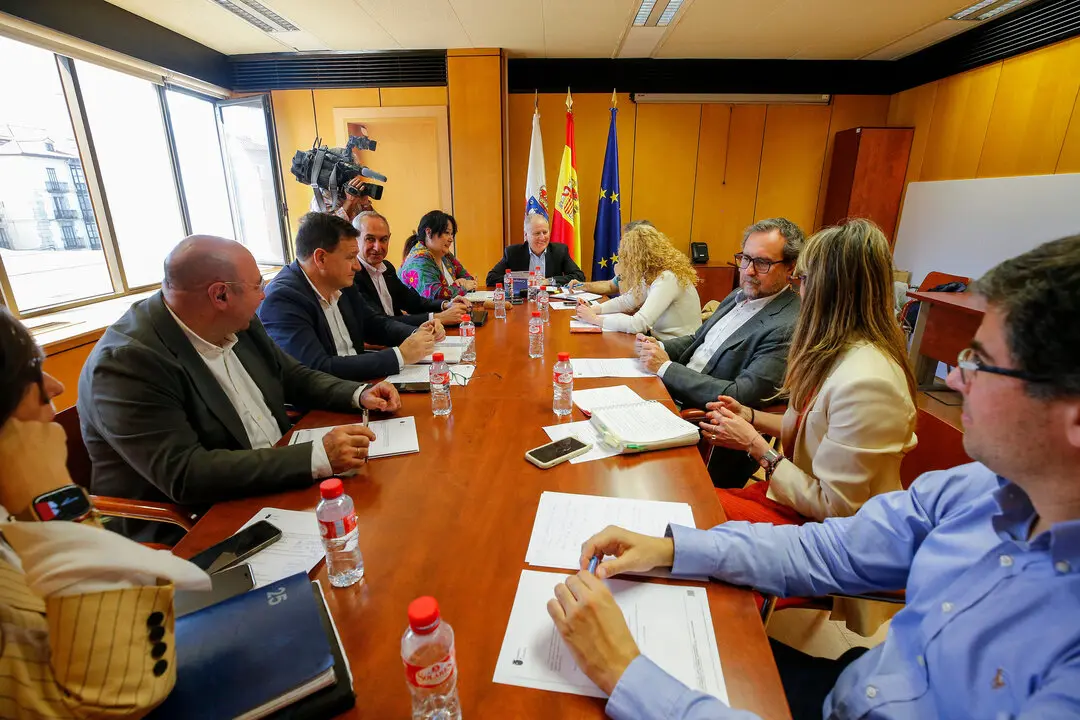 El consejero Eduardo Arasti preside la Comisi&oacute;n sectorial de empleo y formaci&oacute;n del di&aacute;logo social. / Alerta