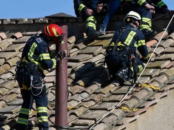 Instalan la chimenea que anunciar&aacute; al nuevo Papa. / Vatican News