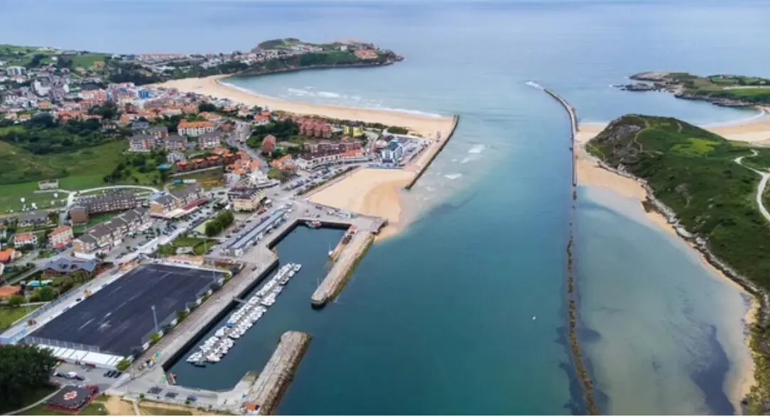 Vista a&eacute;rea del puerto de Suances. / A.S.