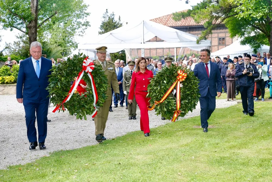 Mar&iacute;a Jos&eacute; Sa&eacute;nz de Buruaga asiste al acto conmemorativo del 2 de mayo y homenaje a Pedro Velarde. / L.R.