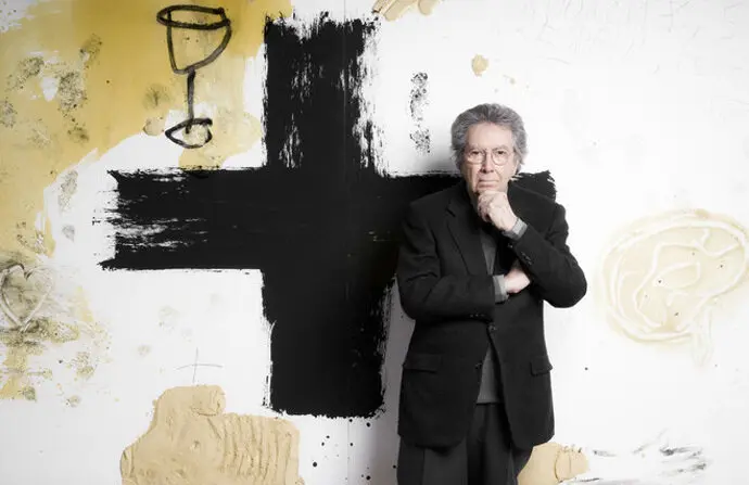 El artista catal&aacute;n, Antoni Tapies, posa junto a su obra. / x