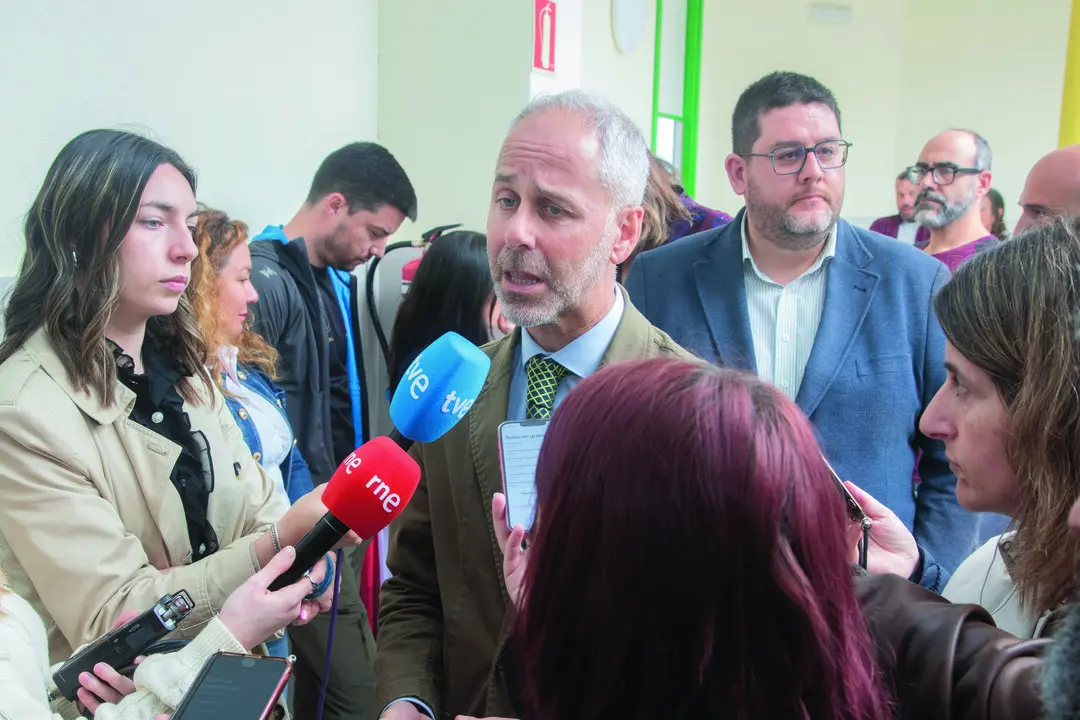 El consejero de Educaci&oacute;n, Sergio Silva, atiende a los medios tras la ruptura de la negociaci&oacute;n con la Junta de Personal Docente. / alerta
