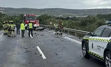 Servicios de emergencias en el lugar del accidente. / G.C.