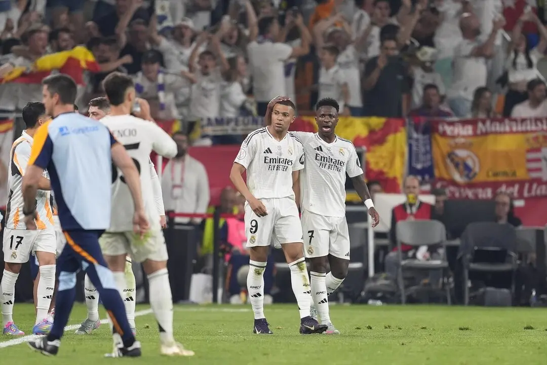 Kylian Mbappe junto a Vinicius en el partido ante el Barcelona. / EP