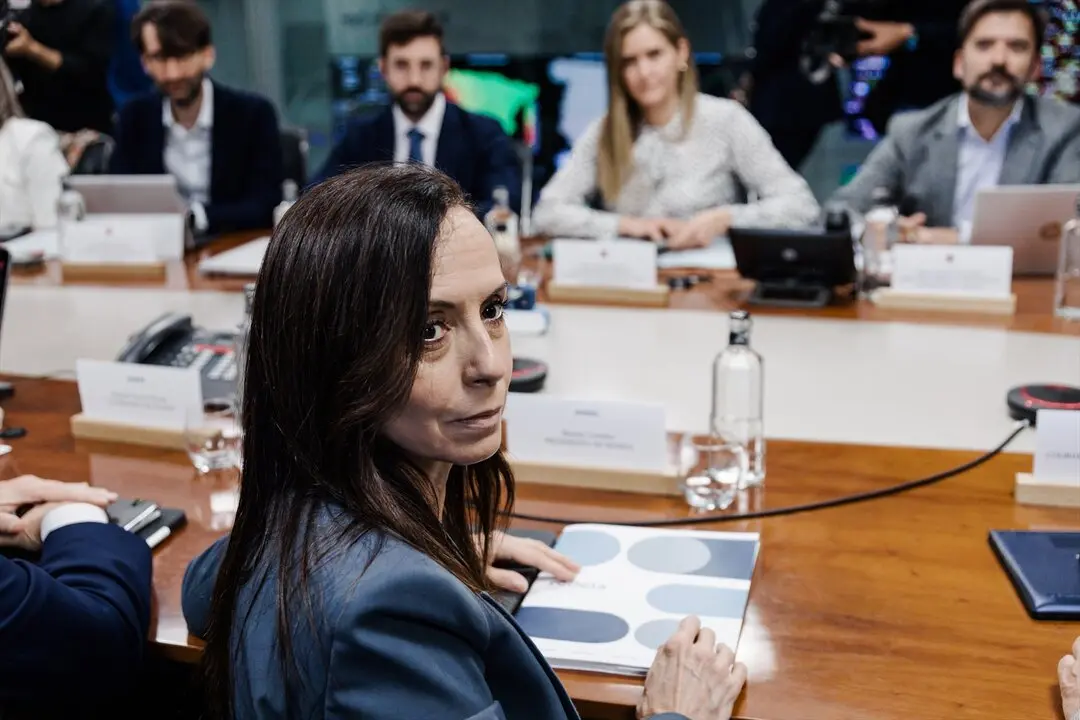 La vicepresidenta tercera y ministra para la Transici&oacute;n Ecol&oacute;gica y el Reto Demogr&aacute;fico, Sara Aagesen y la presidenta de Red El&eacute;ctrica de Espa&ntilde;a, Beatriz Corredor, asisten a la reuni&oacute;n del Comit&eacute; para el an&aacute;lisis de la crisis el&eacute;ctrica. / Carlos Luj&aacute;n