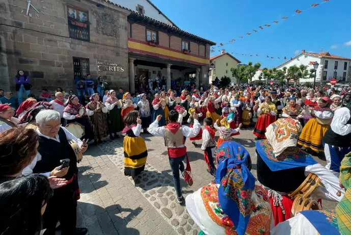 Baile tradicional en el Conceju Folk de Cartes, en una edici&oacute;n anterior. / AE
