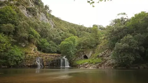 Un paseo junto al r&iacute;o Nansa que combina historia, naturaleza y aventura suave. / A.S.P