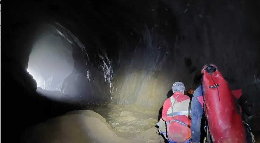 El equipo del Gobierno de Cantabria encuentra al espele&oacute;logo en la cueva de Arredondo para el traslado al hospital. / 112