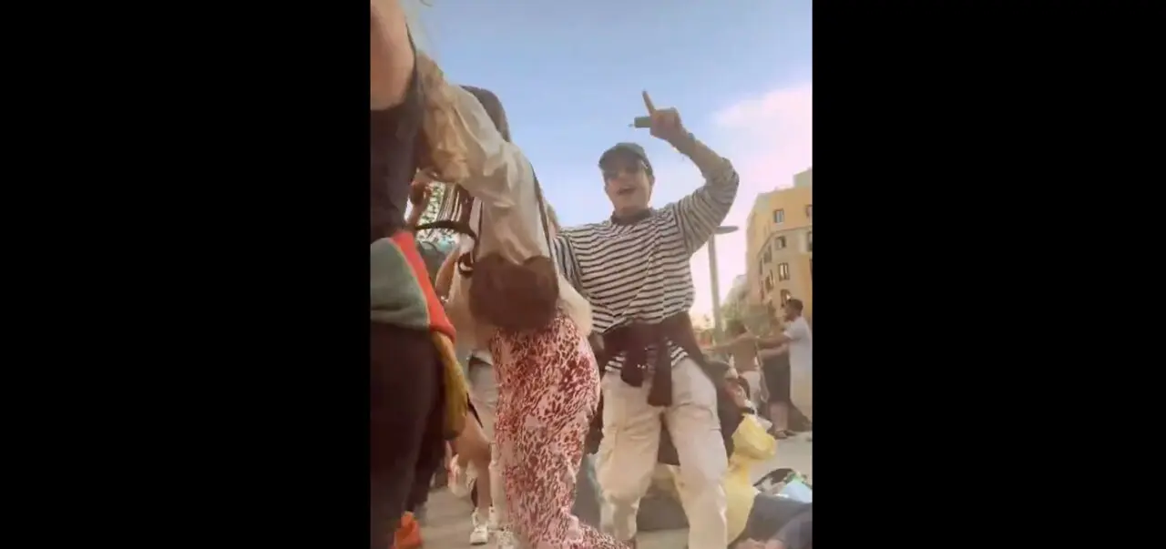 Personas celebrando en plena calle durante el apag&oacute;n nacional, en un gesto que muchos interpretan como s&iacute;mbolo de resignaci&oacute;n festiva ante el colapso de los servicios b&aacute;sicos.