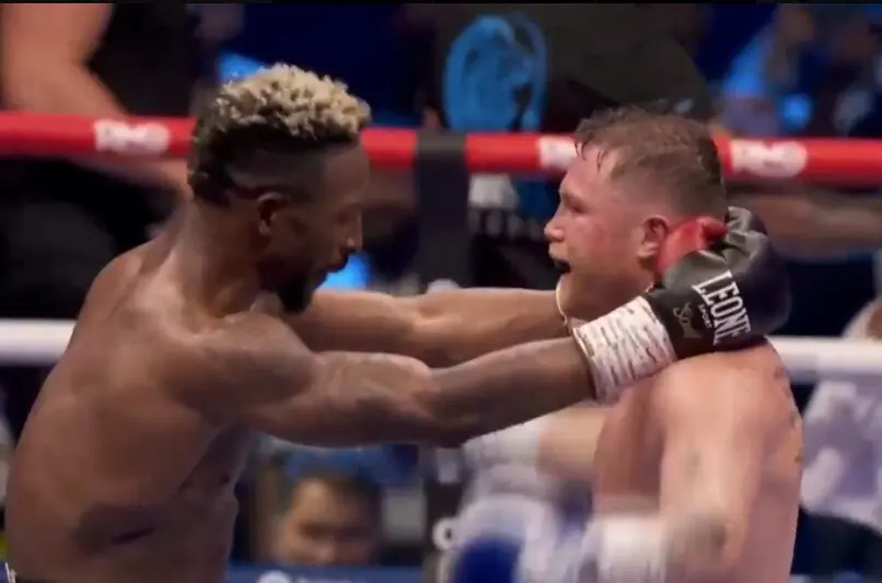 Pelea entre Canelo y Scull. / X