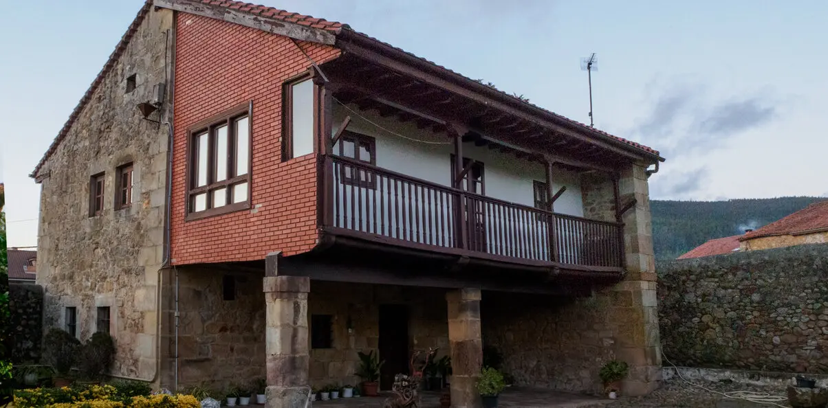 Esta casa es una de las m&aacute;s antiguas del valle, siendo en origen la que pobl&oacute; y dio el nombre al pueblo. / A.C.