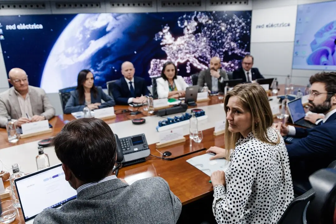 La vicepresidenta tercera y ministra para la Transici&oacute;n Ecol&oacute;gica y el Reto Demogr&aacute;fico, Sara Aagesen y la presidenta de Red El&eacute;ctrica de Espa&ntilde;a, Beatriz Corredor, asisten a la reuni&oacute;n del Comit&eacute;. / Carlos Luj&aacute;n