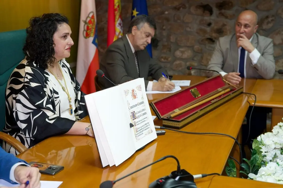 La socialista Lorena Cueto se convierte en la primera alcadesa de Cartes. / A.C.