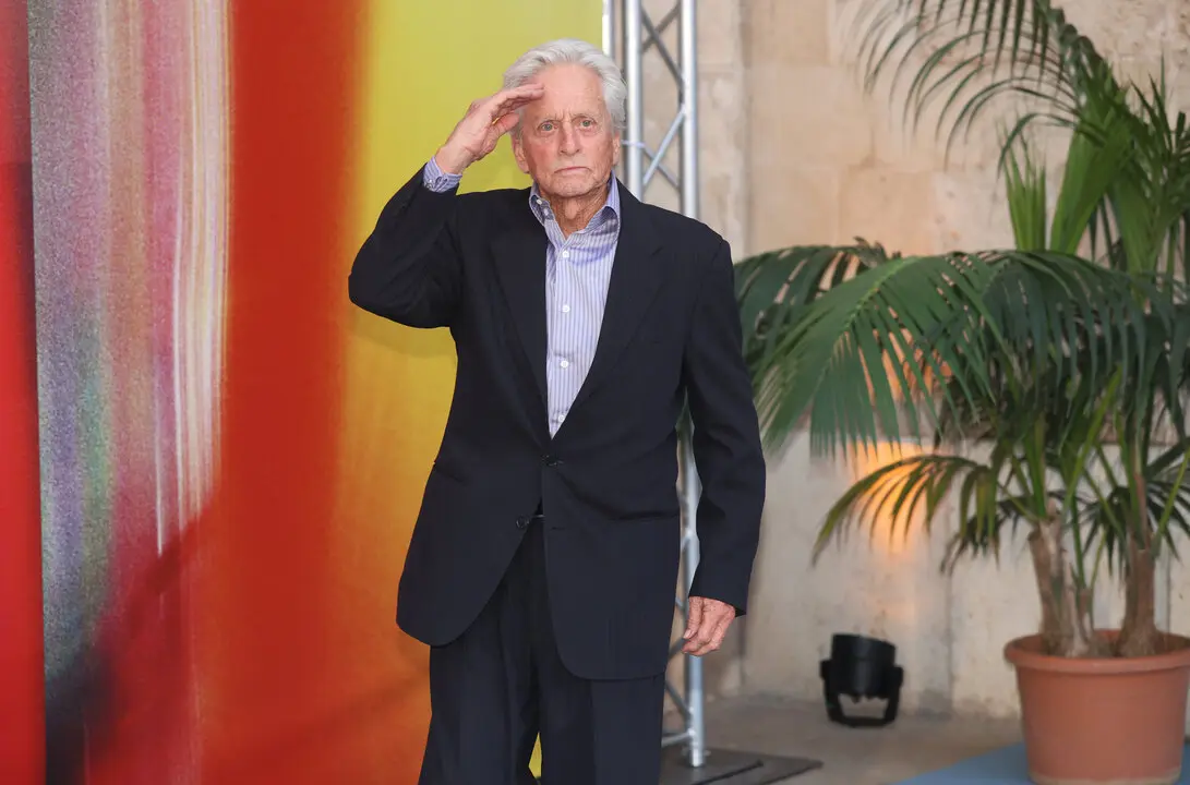 Michael Douglas vive en S&rsquo;Estaca en equilibrio entre trabajo y paz. / EP