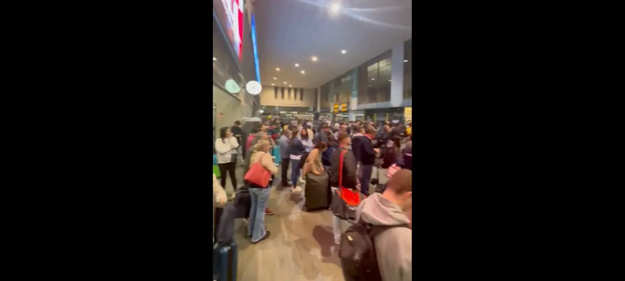 Varias personas en la estaci&oacute;n de Santa Justa durante el caos ferroviario. / x
