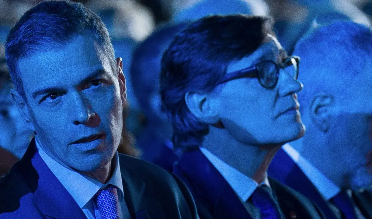El presidente del Cercle d'Economia, Jaume Guardiola (2i), el presidente del Gobierno, Pedro S&aacute;nchez (3i), y el Presidente de la Generalitat de Catalunya, Salvador Illa, durante la 40 Reuni&oacute; Cercle d'Economia, en el Palau de Congresos de Catalu&ntilde;a, a 5 de mayo de 2025, en Barcelona, Catalu&ntilde;a (Espa&ntilde;a). La edici&oacute;n de este a&ntilde;o se celebra entre hoy y mi&eacute;rcoles, 7 de mayo, bajo el lema 'Europa: wake-up call? leer m&aacute;s C&oacute;mo responder en un momento de disrupci&oacute;n geopol&iacute;tica'. A diferencia de otros a&ntilde;os, en la edici&oacute;n de 2025 no estar&aacute; presente el Rey Felipe VI, ya que se encuentra de viaje en Rep&uacute;blica Dominicana.
Fecha: 05/05/2025.

Firma: David Zorrakino / Europa Press
