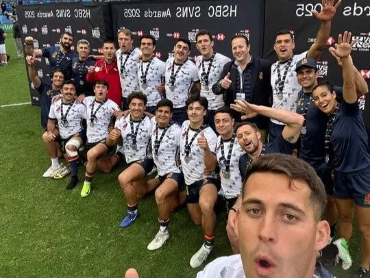 Los jugadores del equipo espa&ntilde;ol con la medalla. / ferugby