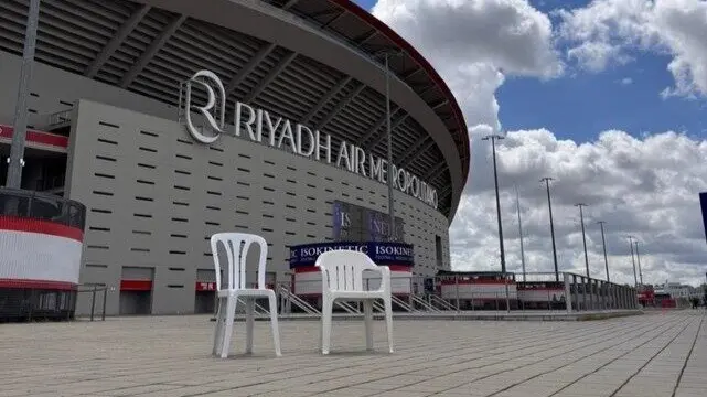 Dos sillas en el Metropolitano, una pista del concierto de Bad Bunny en Madrid. / X