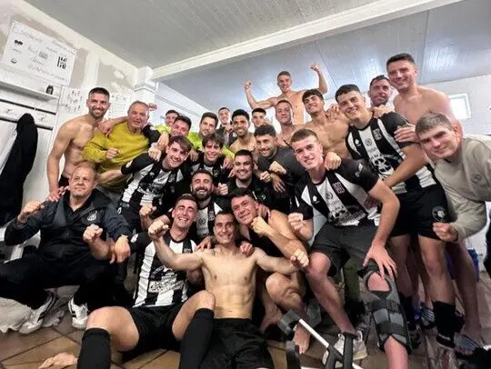 Los jugadores del Escobedo tras vencer al Llanera. / X