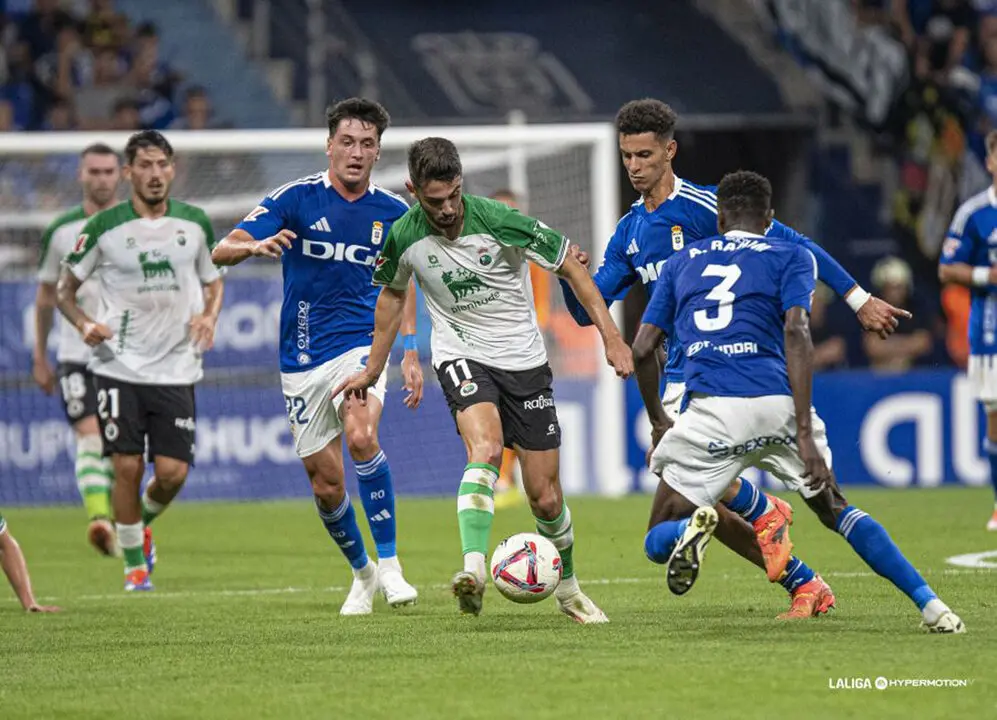 Andr&eacute;s trata de irse de los jugadores del Oviedo en el partido de ida en el Carlos Tartiere. / L.H.