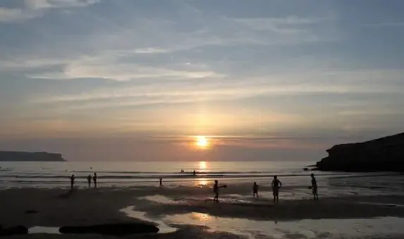 Varias personas en la Playa de Los Locos en Suances. / A.S.P