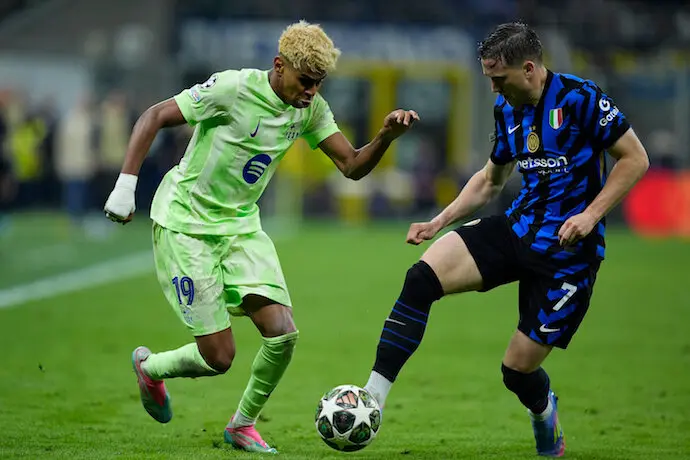 Lamine Yamal del FC Barcelona y Piotr Zielinski del Inter. / EP
