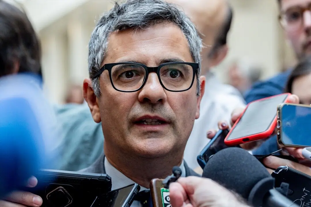 El ministro de la Presidencia, Justicia y Relaciones con las Cortes, F&eacute;lix Bola&ntilde;os, atiende a los medios de comunicaci&oacute;n. / Ricardo Rubio
