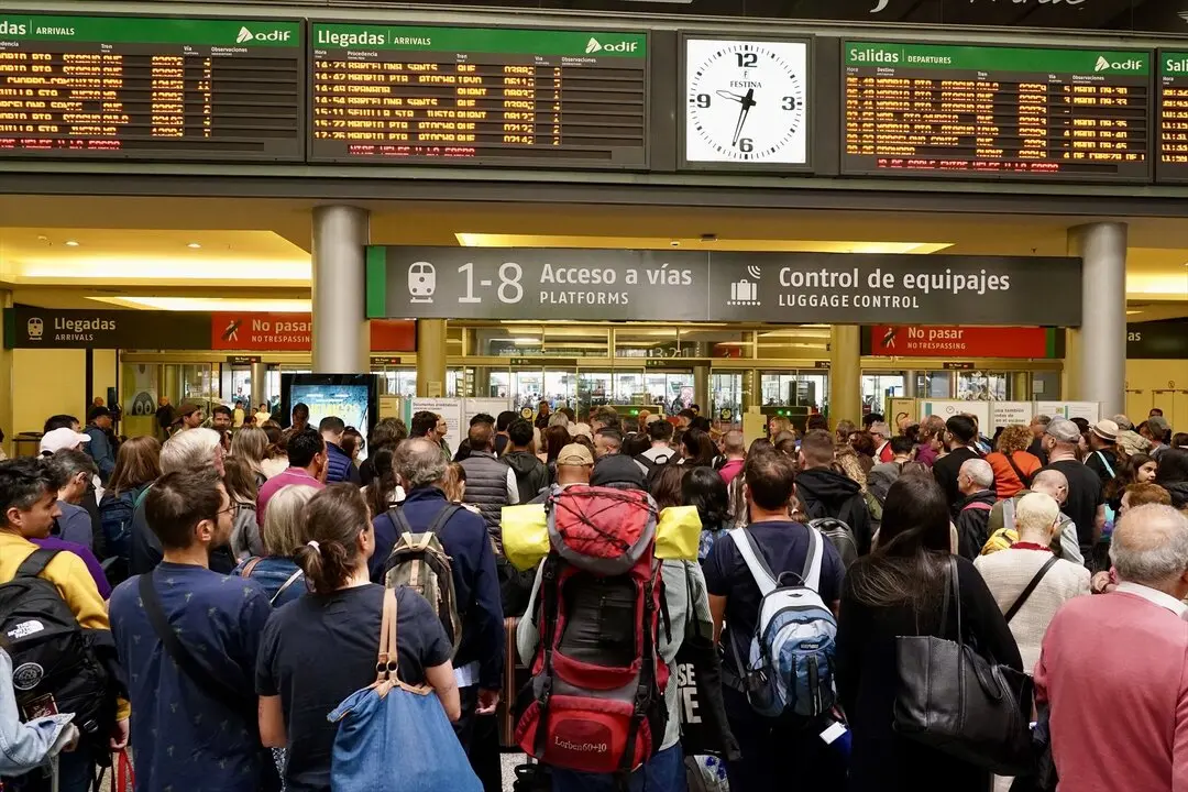 Caos de viajeros en la estaci&oacute;n de Mar&iacute;a Zambrano debido al retraso por el robo de cables de trenes. / &Aacute;lex Zea