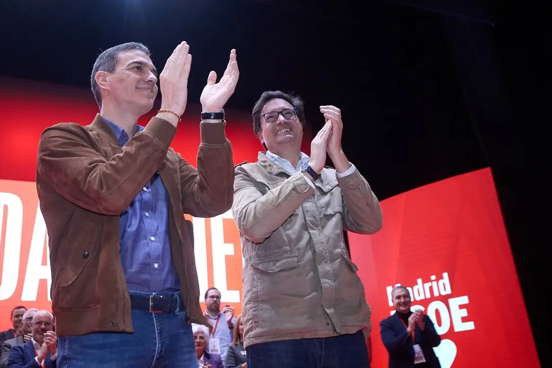 El secretario general del PSOE y presidente del Gobierno, Pedro S&aacute;nchez (i), y el secretario general del PSOE-M y ministro para la Transformaci&oacute;n Digital y de la Funci&oacute;n P&uacute;blica, &Oacute;scar L&oacute;pez (d). / Jes&uacute;s Hell&iacute;n