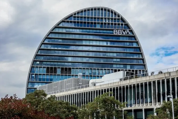 Fachada del edificio La Vela, en la ciudad del BBVA. / EP