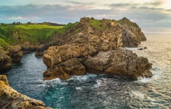 Acantilado de Puerto Calderon, Cantabria. / A.S.