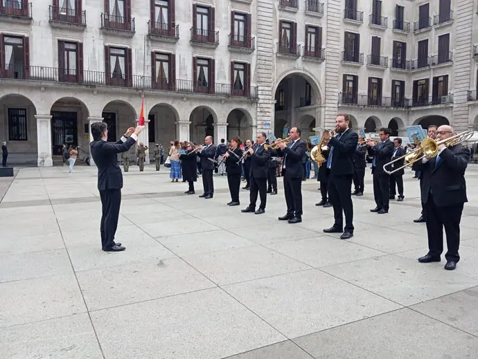 La banda municipal de Santander en la Plaza Porticada. / x