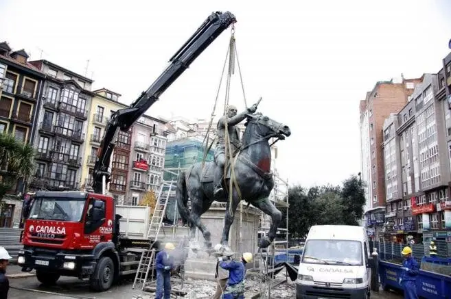 Operarios retiran en 2008 la estatua ecuestre de Francisco Franco ubicada en Santander, uno de los &uacute;ltimos monumentos p&uacute;blicos al dictador en Espa&ntilde;a. La escultura fue desmontada tras a&ntilde;os de pol&eacute;mica y debate pol&iacute;tico.