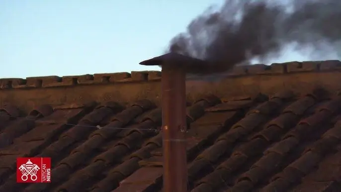 Humo negro se eleva desde la chimenea de la Capilla Sixtina, lo que indica que a&uacute;n no hay un nuevo Papa.
