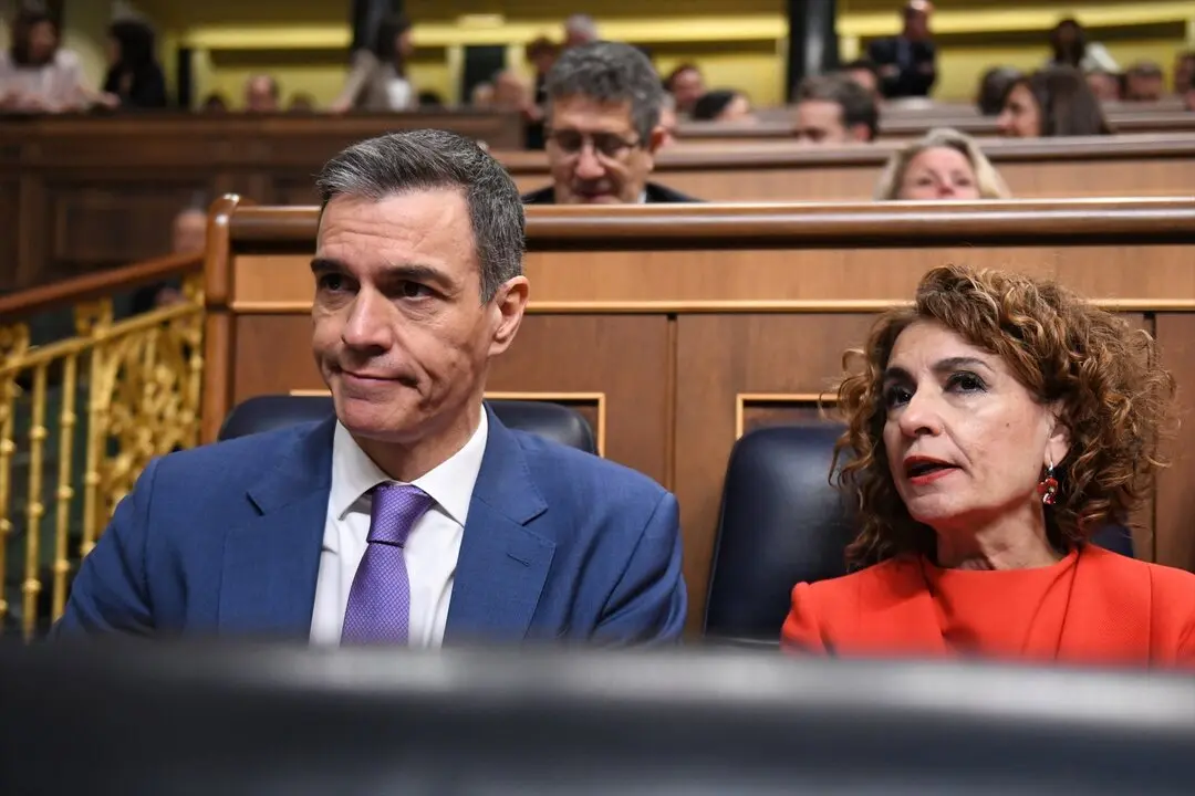 El presidente del Gobierno, Pedro S&aacute;nchez y la vicepresidenta primera y ministra de Hacienda, Mar&iacute;a Jes&uacute;s Montero, durante una sesi&oacute;n plenaria, en el Congreso de los Diputados, a 7 de mayo de 2025, en Madrid (Espa&ntilde;a). El presidente del Gobierno comparece en el Congreso para dar explicaciones sobre el aumento del gasto en Defensa y del apag&oacute;n masivo de la semana pasada. Adem&aacute;s, est&aacute; previsto que anuncie medidas destinadas al refuerzo del sistema el&eacute;ctrico.
Fecha: 07/05/2025. leer menos

Firma: Fernando S&aacute;nchez / Europa Press