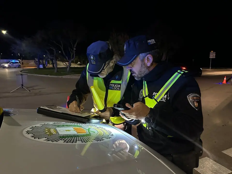 Agentes de la Polic&iacute;a Local de Felanitx, en un control de tr&aacute;fico. / AYUNTAMIENTO DE FELANITX