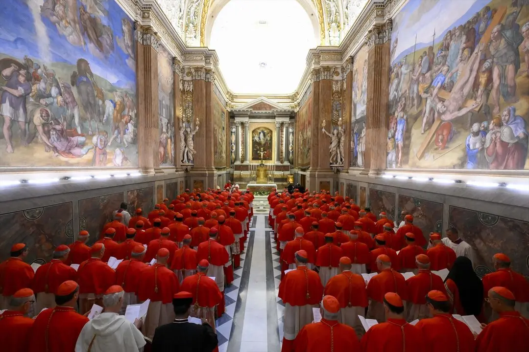 Los cardenales en el primer d&iacute;a del c&oacute;nclave. / EP