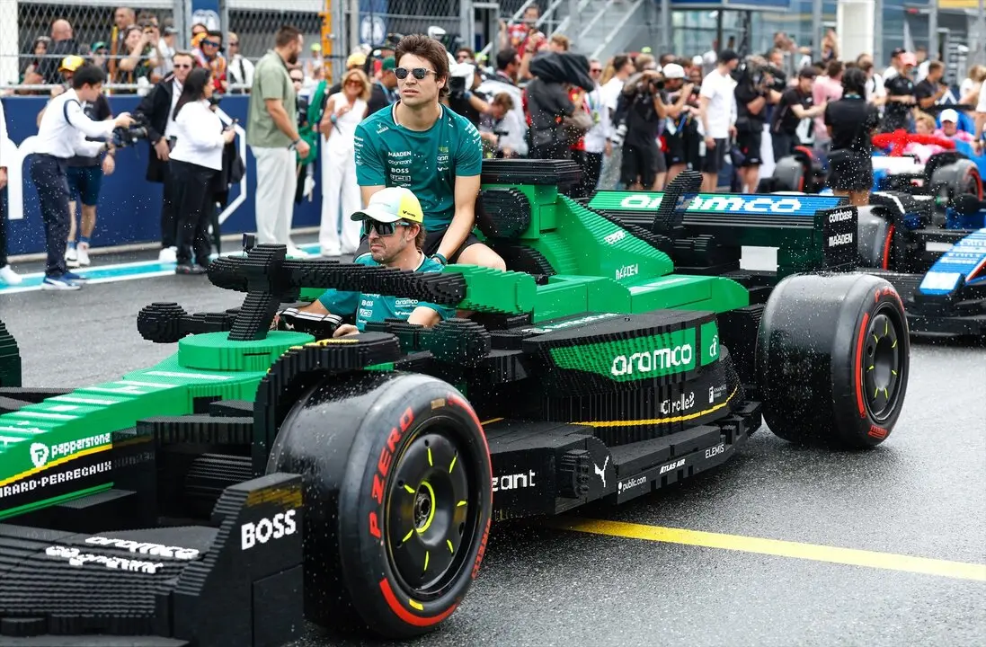 Fernando Alonso junto a su compa&ntilde;ero. / EP