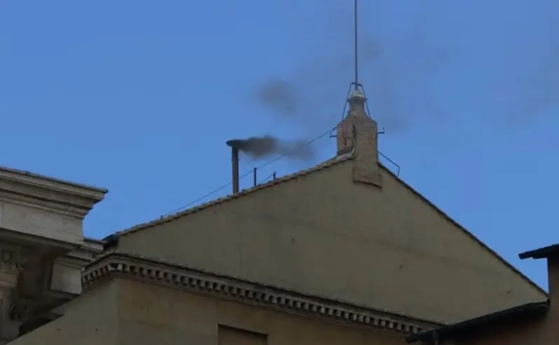 Nueva fumata negra en el Vaticano. / X
