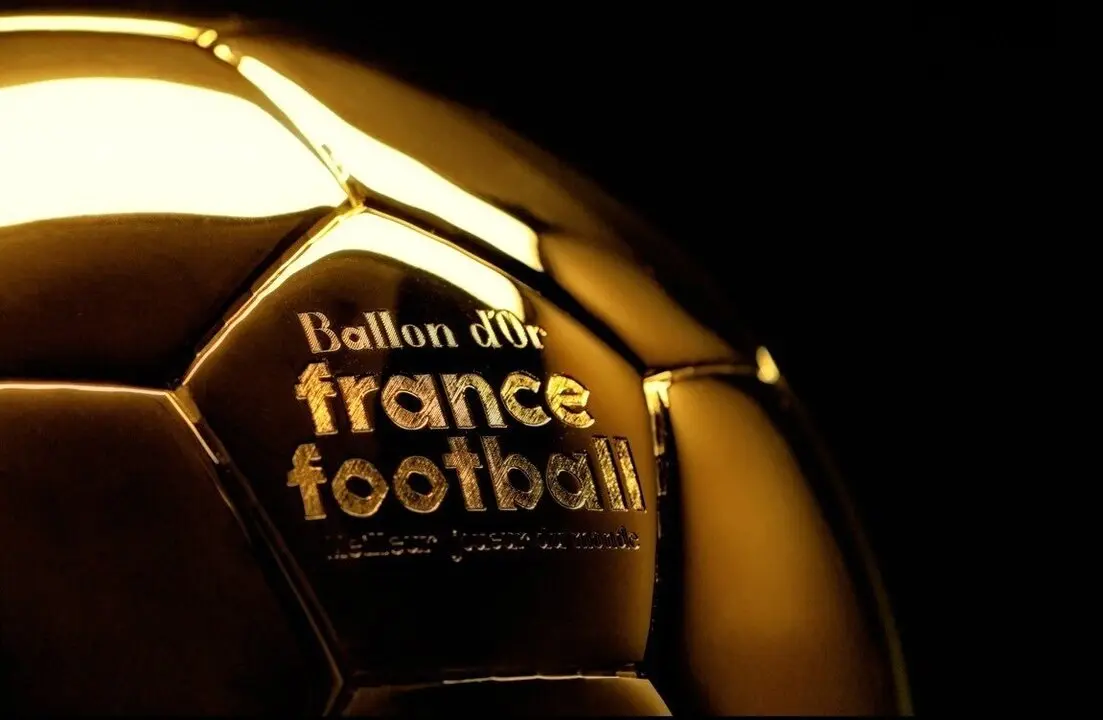 Imagen en detalle del trofeo del Bal&oacute;n de Oro. / France Football
