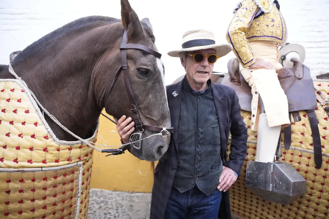 Jeremy Irons ha cumplido su promesa de visitar la Feria de Abril tras ser invitado por el alcalde de Sevilla. / EP