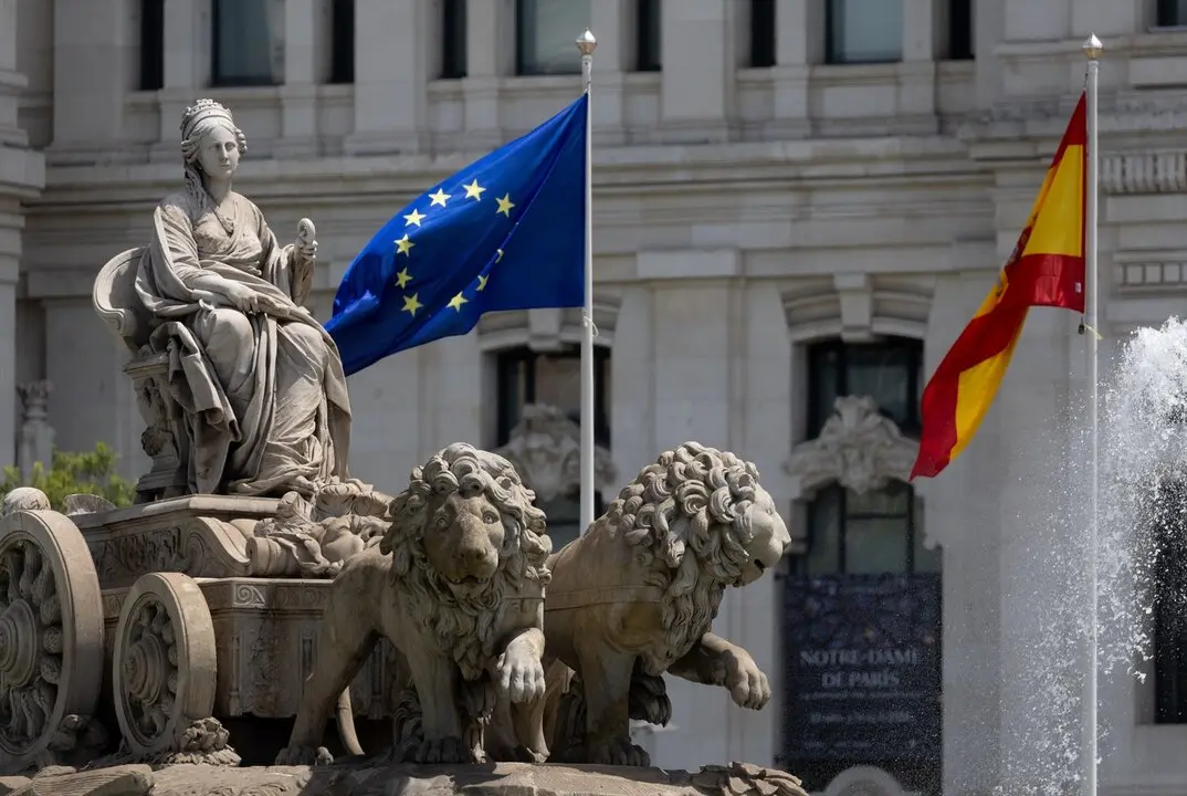Bandera de la Uni&oacute;n Europea, en la plaza de Cibeles, por el D&iacute;a de Europa. / EP
